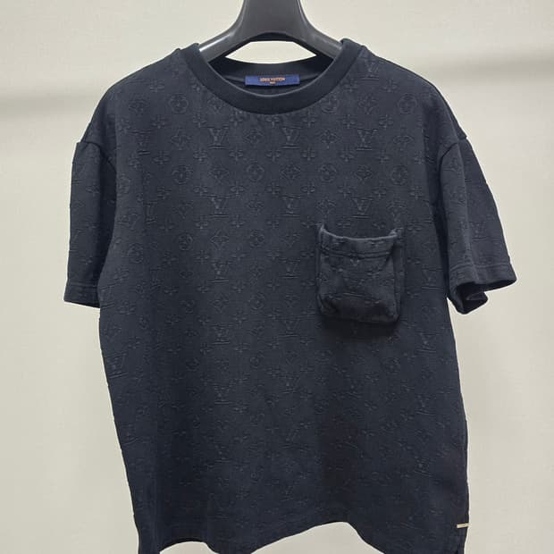 루이비통 시그니처 3D 포켓 모노그램 반팔 티셔츠 s사이즈 판매