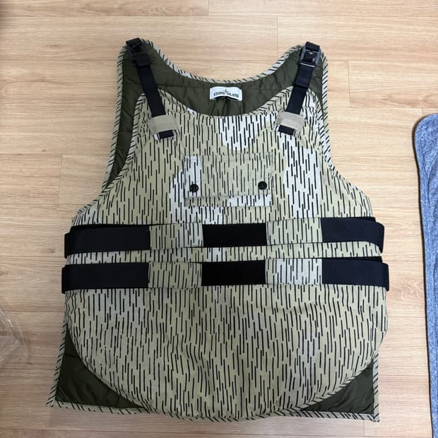 스톤아일랜드 레인카모 유틸리티 프리마로프트 패딩 베스트