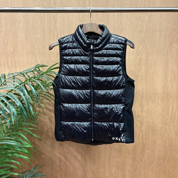 도나카란 뉴욕 하이넥 경량 패딩 베스트 하단 로고 프린트 디테일 블랙