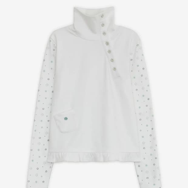 허그유어스킨 플라워 버튼 폴라 탑 화이트 색상