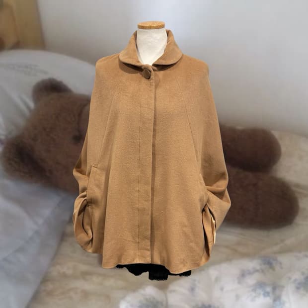 CHU XXX 카라멜 라운드 카라 케이프 자켓 라떼 모리