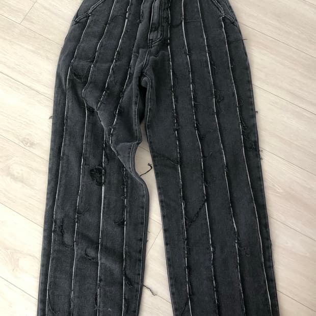 마땡킴 한소희 블랙데님 커팅루즈 팬츠 