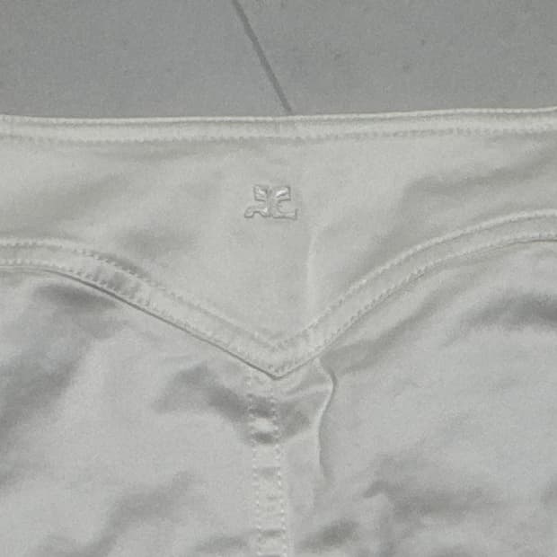 꾸레쥬 화이트 미디 스커트