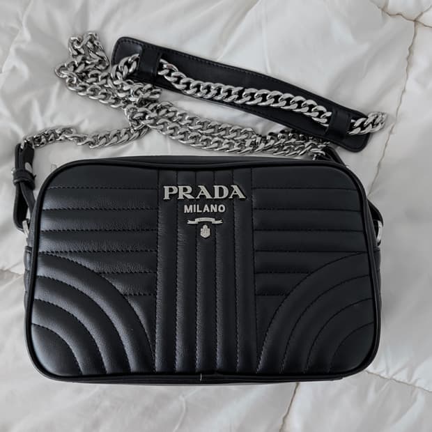 프라다 다이어그램 은장 크로스백