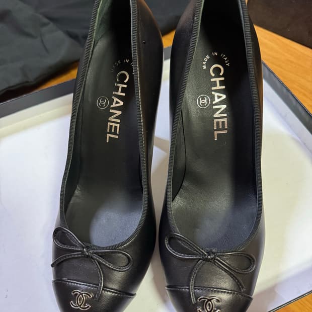 샤넬 블랙 레더 펌프스 36 1/2C 사이즈 230