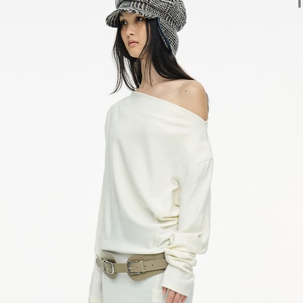 새상품 세릭 INCISION TAPERED TOP / IVORY