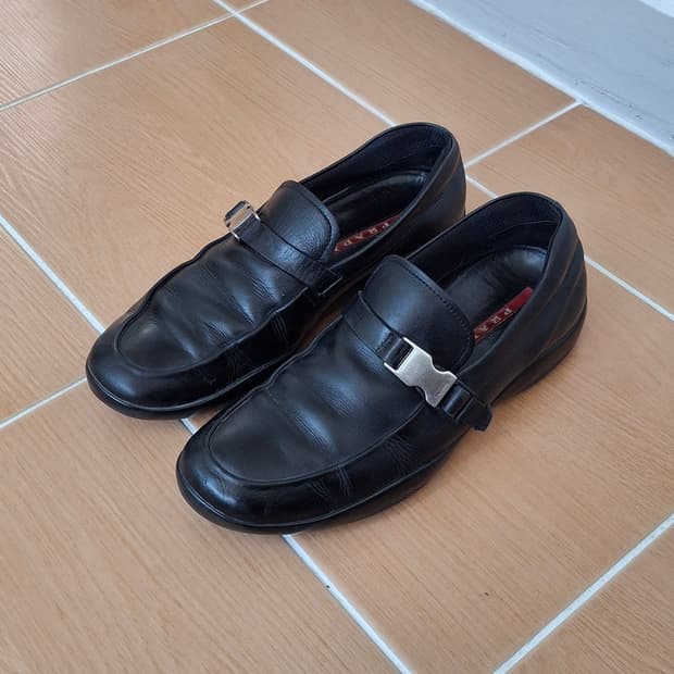 프라다 버클 로퍼