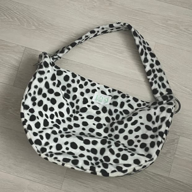 y2k 히메갸루 일리고 달마시안 레오파드 퍼 숄더백