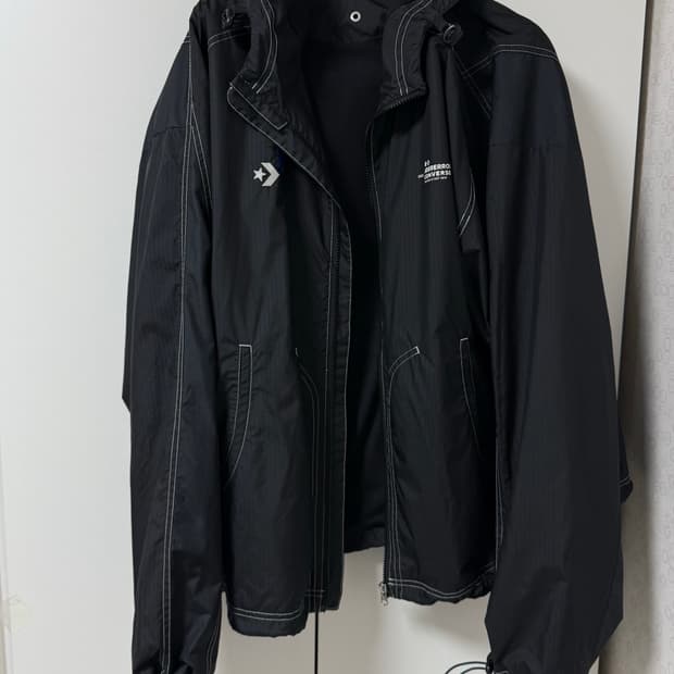 컨버스 x 아더에러 쉐입스 라이트 자켓 블랙