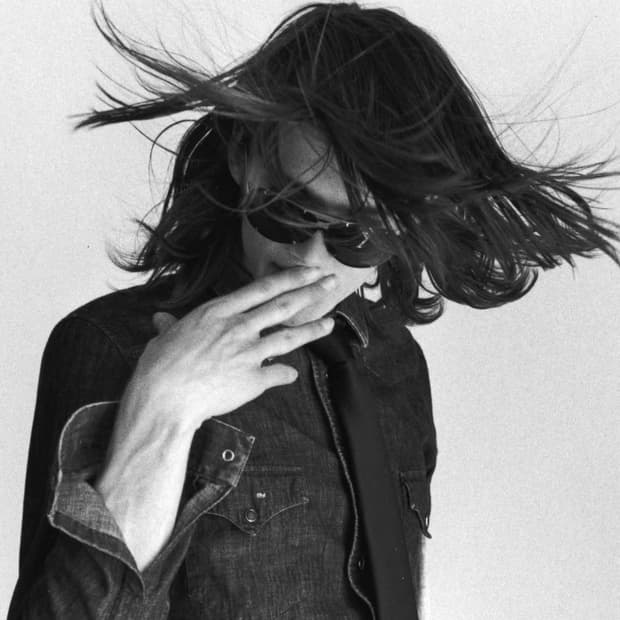 디올옴므 SS04 스트립 캠페인 블랙타이 선글라스