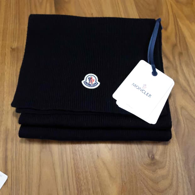 몽클레어 로고패치 리브 니트 머플러