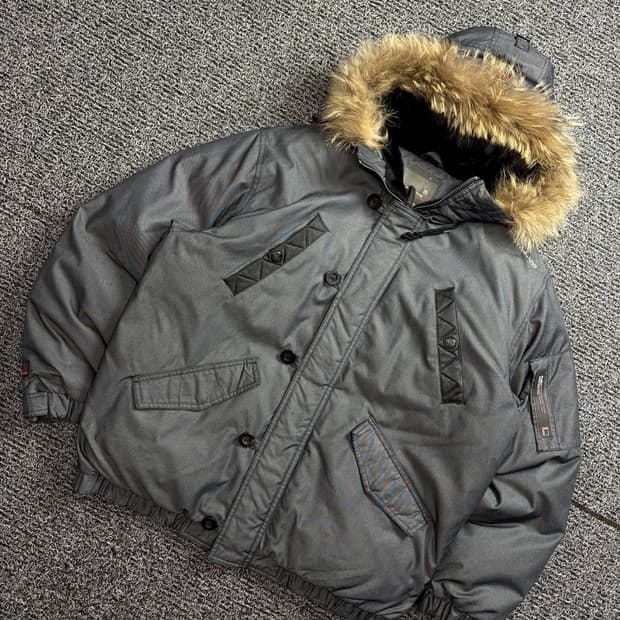00s 후부 올드스쿨 유틸리티 라쿤 N-2B 다운 파카 2023