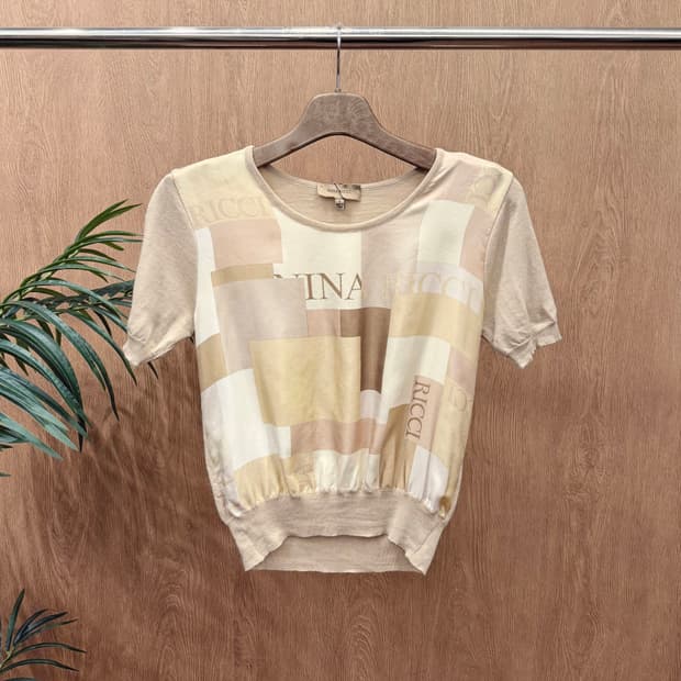 니나리치 반팔 니트 로고 블록 프린팅 밴딩 밑단 디테일 베이지