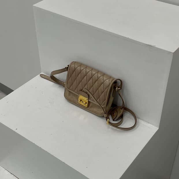 미우미우 퀼팅 비텔로 레더 베이지 클랩 스몰 크로스백