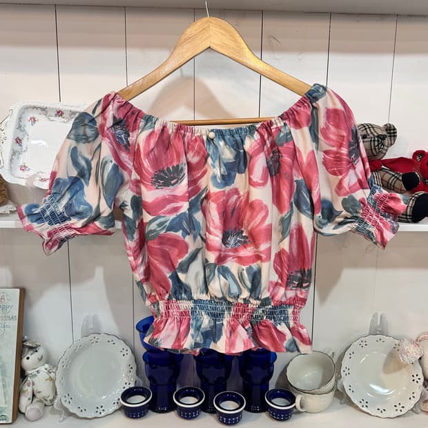 Liz Lisa(리즈리사) 수채화 플라워 오프숄더 스모크 크롭 블라우스
