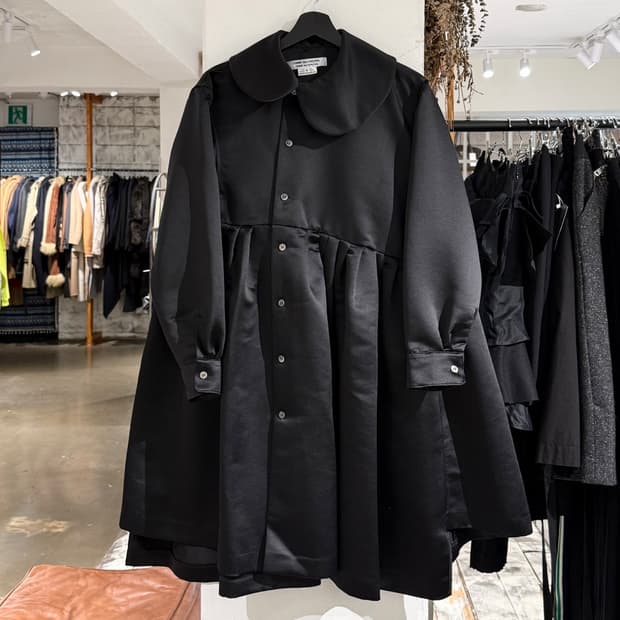 꼼데가르송 블랙 비대칭 새틴 버튼업 미디 드레스