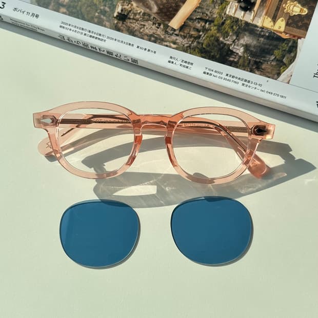 틴트 뿔테 안경