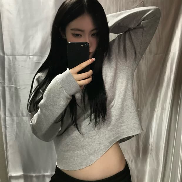 mm6 크롭 절개 맨투맨