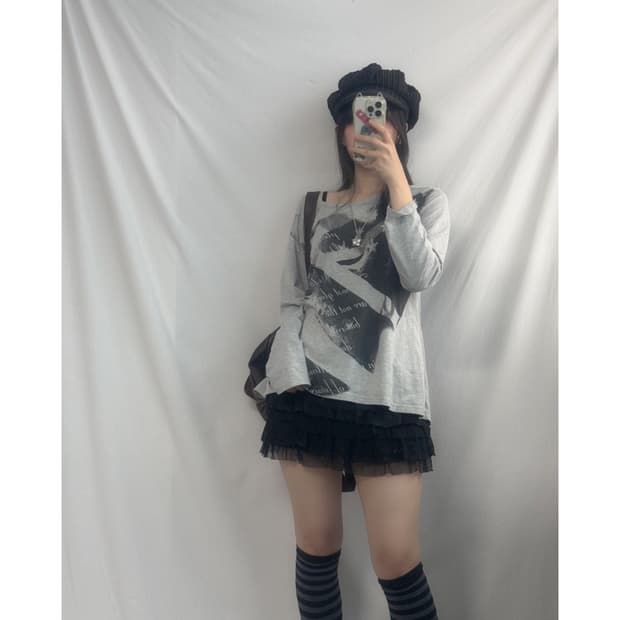 페이드 그래픽 와이드 넥 롱슬리브 티