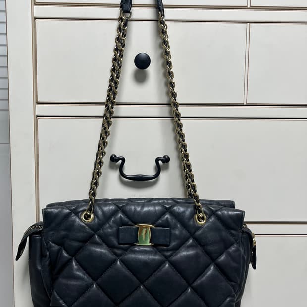 페라가모 퀄팅 체인 숄더백 블랙