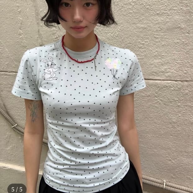 더뮤지엄비지터 래빗 하트 티셔츠