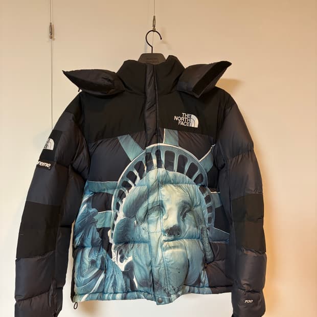 슈프림 노스페이스 자유의 여신상 발토로 패딩