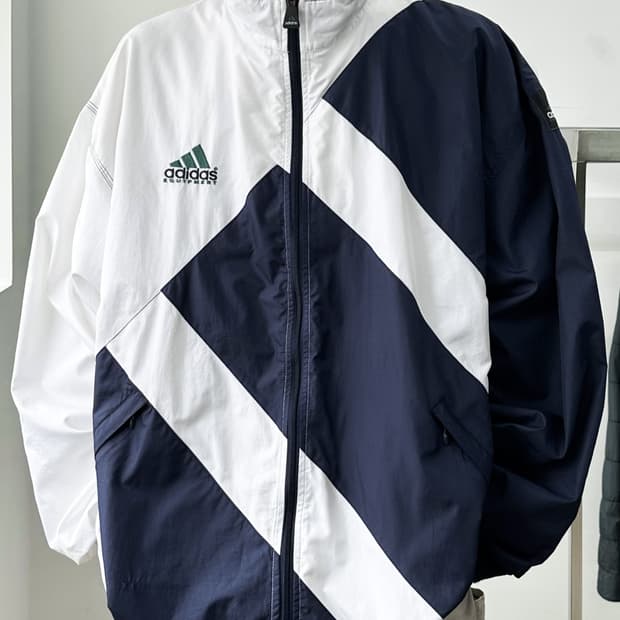 아디다스 이큅먼트 90‘s 빅 엠브로이드 윈드브레이커
