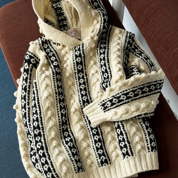 Design patterned heavy wool knit hooded 