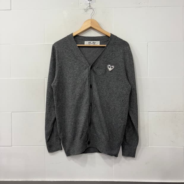 꼼데가르송 플레이 차콜 컬러 화이트 와펜 가디건