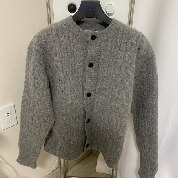 [48] 솔리드옴므 라운드넥 케이블 데미지 니트 가디건 그레이