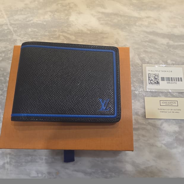 루이비통 타이가 반지갑 블랙/로얄 블루
