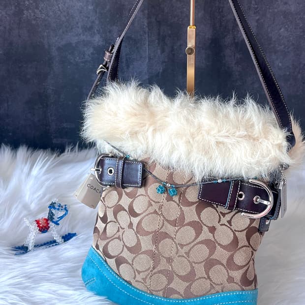 90s coach 시그니처 크림 퍼 트리밍 블루 스웨이드 소호 숄더백