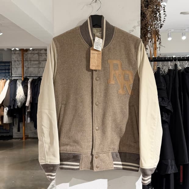 레미 릴리프 베이지 로고 패치 레더 슬리브 자켓