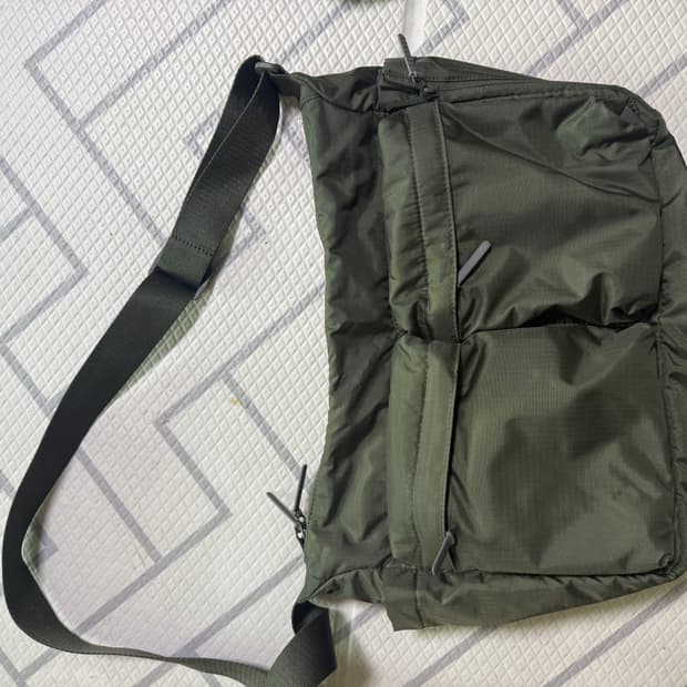 유니클로 멀티포켓숄더백 카키