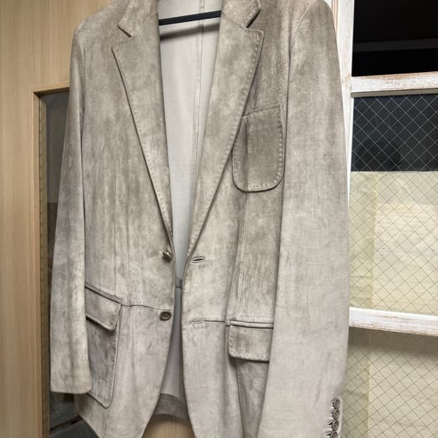 구찌 흰색 스웨이드 자켓 팝니다!