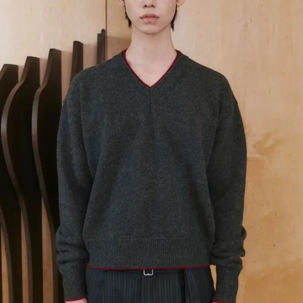 웨이비니스 브이넥 니트