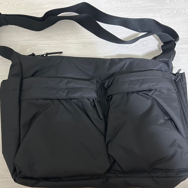 유니클로 멀티포켓 숄더백