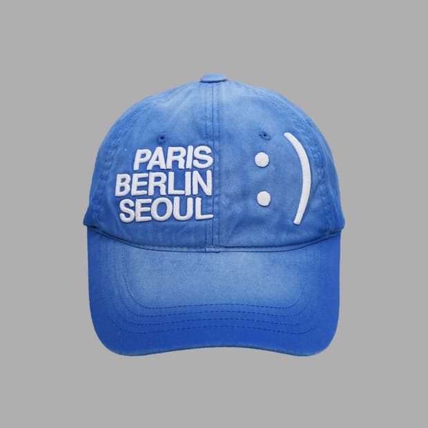 더뮤지엄비지터 스마일 로고 워시드 볼캡 블루 oh