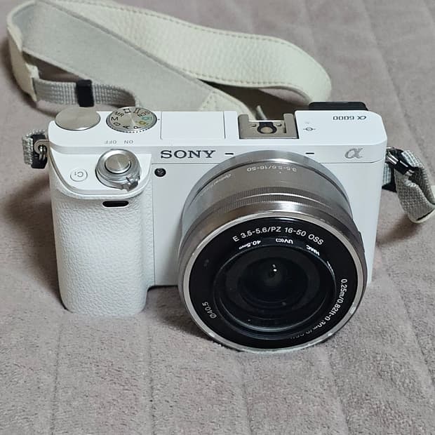 소니 A6000 미러리스 카메라