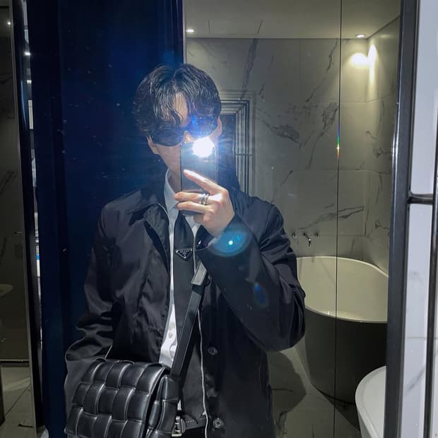 프라다 리나일론 백로고 자켓 (라프시몬스 전개)