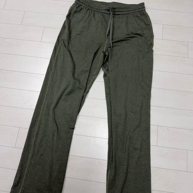 룰루레몬 팬츠 L 사이즈  상태 9.0/10  사진찍고 절대 안입습니다 