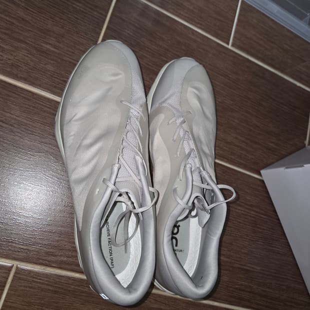 온 러닝 x 파프 클라우드벤쳐 피크 아이스 문 285사이즈