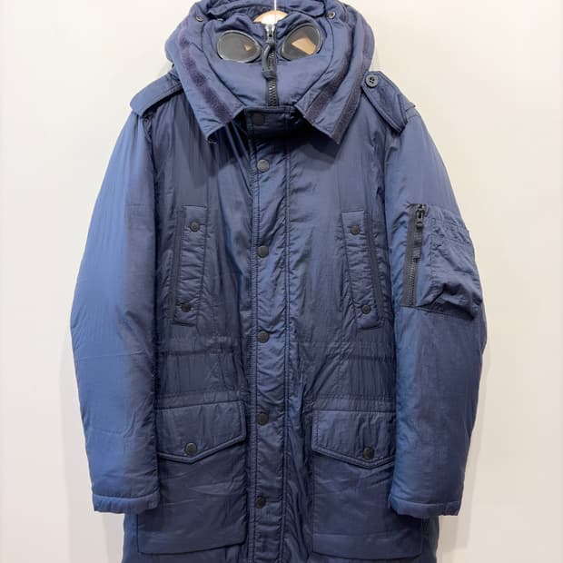 C.P. 컴퍼니 고글 하프 다운 패딩 자켓