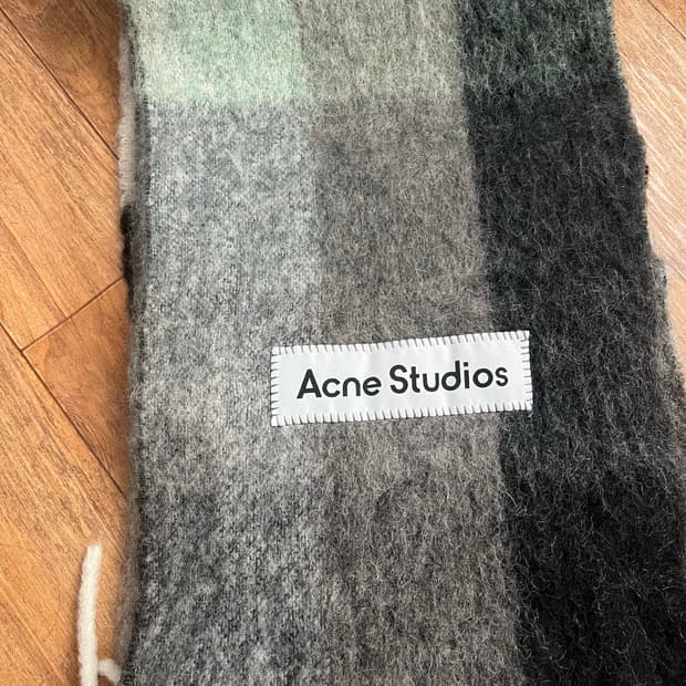 아크네 그린 체크머플러