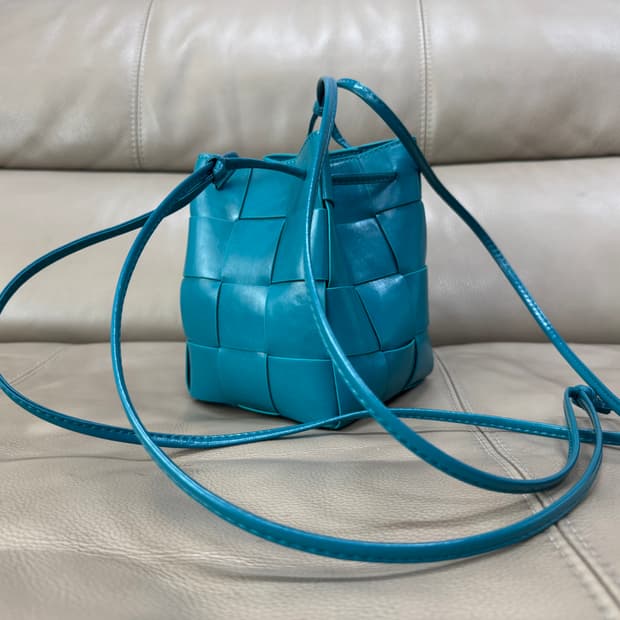 새제품 터쿼이즈컬러 소가죽 위빙백