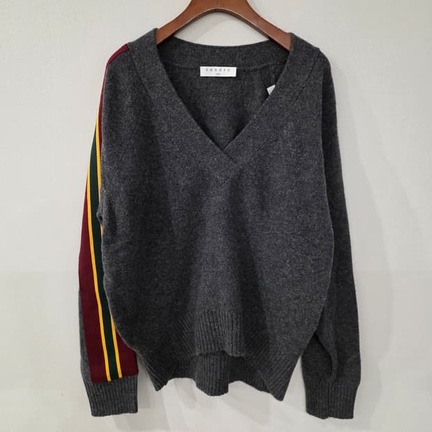 산드로 V넥 니트 회색/버건디 배색