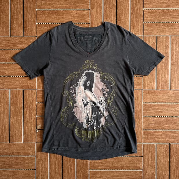 November ‘Slash’ v-neck cotton 1/2 tee