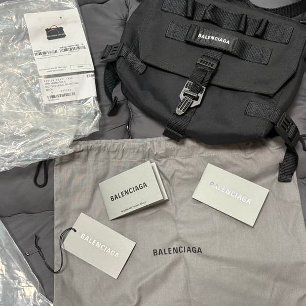 발렌시아가 아미 메신저백 풀구성