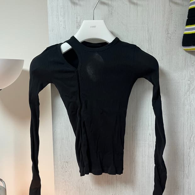 헬무트랭 컷아웃 슬리브리스