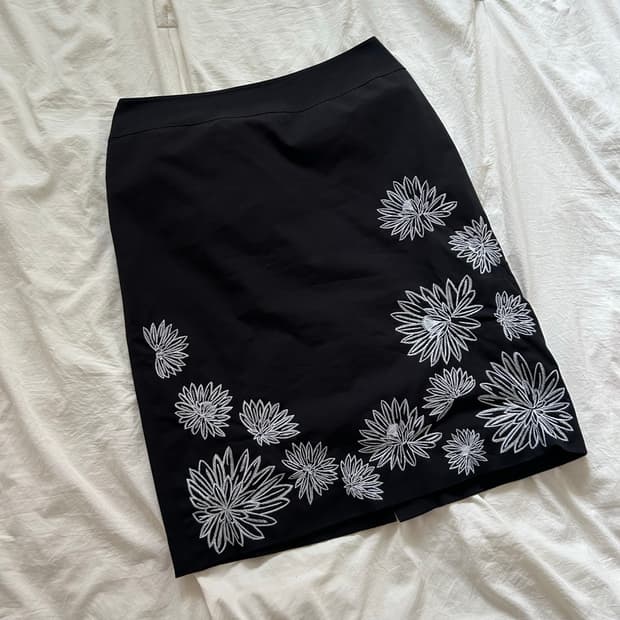 Flower Embroidery H Line Skirt